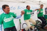 Rico, Fernández Santos y Lacalle peladean en la ‘Bicicleta Solidaria’.-ECB
