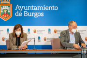Nuria Barrio, portavoz del equipo de Gobierno municipal, y Adolfo Díez, concejal de Participación Ciudadana. SANTI OTERO