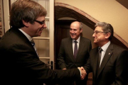 Carles Puigdemont saluda a Enric Millo.-RUBEN MORENO