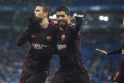 Piqué, junto a Suárez y Busquets, el pasado domingo en Cornellà-El Prat.-JORDI COTRINA