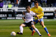 Juanma protege el balón. SANTI OTERO