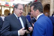 Juan Vicente Herrera conversa con Luis Tudanca tras el pleno.-ICAL