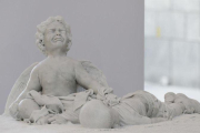 Estatua del niño sirio Aylan, tal y como fue encontrado en una playa de Turquía, acompañado por un ángel alado que llora.-AP / ANDREW MEDICHINI