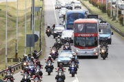 El autobús de River, escoltado, camino al aeropuerto para viajar a Madrid.-EFE