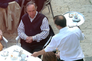 Un camarero atiende a un cliente en una terraza.-ISRAEL L. MURILLO