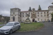 El Monasterio de San Pedro Cardeña compite con la belleza y majestuosidad de las líneas del Mercedes C State 220D.-HÉCTOR FUSTEL