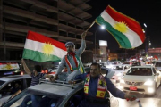 Ciudadanos kurdos celebran la victoria del si en el referéndum en Erbil.-EFE / MOHAMED MESSARA