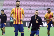Piqué durante el calentamiento antes del partido contra el Las Palmas.-AFP / JOSE JORDAN