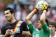 Rulli y Miku pugnan por un esférico en Anoeta.-EFE / JUAN HERRERO