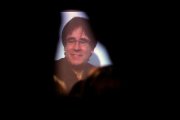 Carles Puigdemont conversa por videoconferencia con candidatos y simpatizantes durante la inauguración de la sede de campaña de Junts per Catalunya.-ALBERTO ESTEVEZ (EFE)