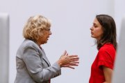 La alcaldesa de Madrid Manuela Carmena conversa con al inicio de la sesión ordinaria del Pleno-EMILIO NARANJO (EFE)
