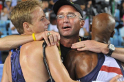 Salazar, con sus atletas Rupp y Farah (de espaldas).-AFP / JUNG YEON-JE
