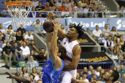 El jugador del Zaragoza Okoye frena a Kravtsov en un lance del partido disputado el pasado fin de semana.-SANTI OTERO