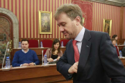 El alcalde Javier Lacalle se dirige a su asiento en el Pleno ante la mirada de Daniel de la Rosa.-RAÚL G. OCHOA