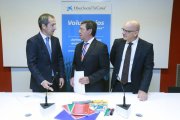 José Manuel Bilbao, César Rico y Julio Velasco en la presentación de la campaña de vuelta al cole de ‘la Caixa’.-RAÚL OCHOA