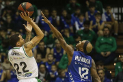 McFadden no llega a puntear el lanzamiento de Green, ayer. ACB PHOTO / F. RUSO