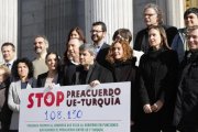 Protesta de diputados de distintos grupos contra el preacuerdo entre la UE y Turquía sobre refugiados a las puertas del Congreso.-AGUSTIN CATALAN