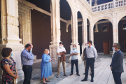 Ibañez acompàñado por las autoridades locales y provinciales en su visita a Peñaranda. ECB