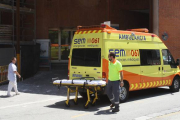 Una ambulancia, a las puertas del Hospital Vall d'Hebron, donde está ingresado el niño con difteria.-Foto: ELISENDA PONS