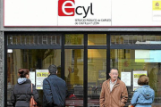 Varias personas frente a una oficina de Empleo de Castilla y León.-ECB