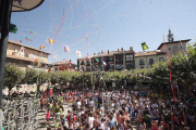 La Plaza Mayor de Briviesca se llenó para recibir los colores de fiesta de las peñas.-G.G.