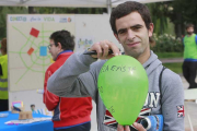 Un paseante posa con un globo que lleva escrito ‘La ELA existe’.-RAÚL G. OCHOA