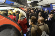 Pasajeros en el metro de Londres.-ANDY RAIN