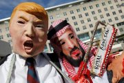 Activistas caracterizados como Trump y Bin Salmán protestan ante el Departamento de Estado de EEUU, reclamando sanciones contra Arabia Saudí por la muerte de Khashoggi-KEVIN LAMARQUE (REUTERS)