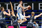 Rabaseda busca una solución en salto durante el partido disputado en Tenerife. ACB PHOTO / E. COBOS