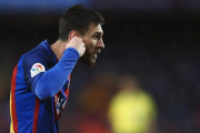 Messi dedicando su primer gol a la lucha del cáncer infantil.-EFE