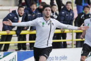 Cristian celebra un gol en El Plantío.-Santi Otero