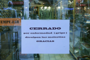 Un comercio burgalés cerrado a causa de la fiebre.-RAÚL G. OCHOA