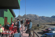 A pesar de la falta de nieve, los visitantes se mostraron encantados de poder disfrutar del paraje y del restaurante.-ECB