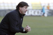 Alejandro Menéndez da instrucciones a sus pupilos durante un partido en El Plantío-Santi Otero