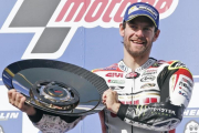 Cal Crutchlow muestra la bandeja que lo acredita como ganador del GP de Australia.-AP / ROB GRIFFITH