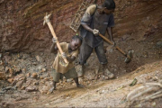 Niños trabajando en una mina de coltán en Ndola-Ndola, cerca de Itebero, en la República Democrática del Congo, en una imagen de archivo.-ARCHIVO