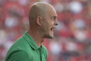 Nano Rivas da instrucciones en un partido del Nàstic.-EL PERIÓDICO