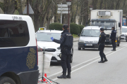 Imagen de un control de la Policía Nacional ayer en la capital. ISRAEL L. MURILLO