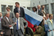 Esta foto, del 20 de agosto de 1991, en la que se ve a Boris Yeltsin con unos folios en la mano subido en un tanque fue difundida por televisiones de todo el mundo. La instantánea reforzó al presidente de la federación rusa, que se opuso con vehemencia al-AP