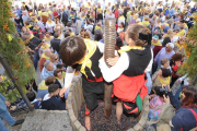 Dos niños fueron los encargados del pisado del que salió el primer mosto con que brindaron las autoridades en  la XXI Feria de la Vendimia de Arlanza.-I. L.M.
