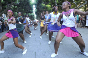 Sudáfrica, que cerraba la comitiva, imprimió ritmo africano al desfile.-Israel L. Murillo