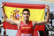 Jesús Gómez celebra el bronce logrado en la pista cubierta de Torun.  TWITTER / @RFEA