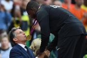 Justin Gatlin, saludado en el podio por Sebastian Coe, presidente de la IAAF-AFP / KIRILL KUDRYAVTSEV