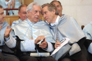 Mario Vargas Llosa e Iñaki Gabilondo, en el centro de la imagen, después de haber recibido el máximo reconocimiento que concede la Universidad. Junto a ellos sus padrinos.-ISRAEL L. MURILLO