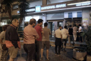 Ciudadanos griegos hacen cola ante el cajero del Banco Nacional de Grecia, en Atenas, esta madrugada.-Foto: SIMELA PANTZARTZI / EFE