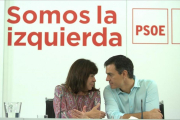 Cristina Narbona, presidenta del PSOE, conversa con Pedro Sánchez, el pasado lunes en la sede del partido.-DAVID CASTRO