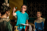 Pepón Montero (de pie), durante el rodaje de una escena con Julián López.-MOVISTAR+