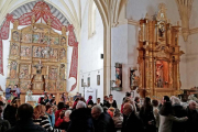 La alegría de los vecinos de Quintanilla de Riofresno y los mecenas de la campaña de restauración ‘calentó’ la iglesia del pueblo en la jornada de ayer. DARÍO GONZALO