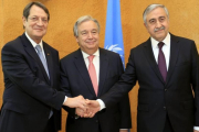 De izquierda a derecha: el presidente chipriota Nicos Anastasiades, el secretario general de la ONU Antonio Guterres y el líder turco chipriota Mustafa Akinci se saludan durante la Conferencia de paz sobre Chipre en Ginebra.-PIERRE ALBOUY