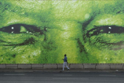 Un hombre pasa en frente de un gigante mural del histórico presidente sudafricano, Nelson Mandela.-AP/ THEMBA HADEBE